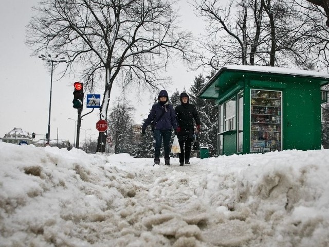 Przechodnie zmagali się ze śniegiem na chodnikach.