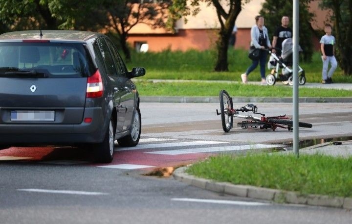 Potrącenie na przejeździe rowerowym w Stalowej Woli. Ranny rowerzysta