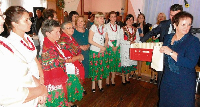 Przewodnicząca Halina Wrona (z prawej) dziękowała członkiniom Stowarzyszenia Kobiet