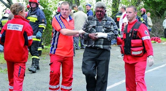 - Szczęście od Boga, że żyjemy - mówił Zbigniew Gawron, kiedy ratownicy prowadzili go do karetki.