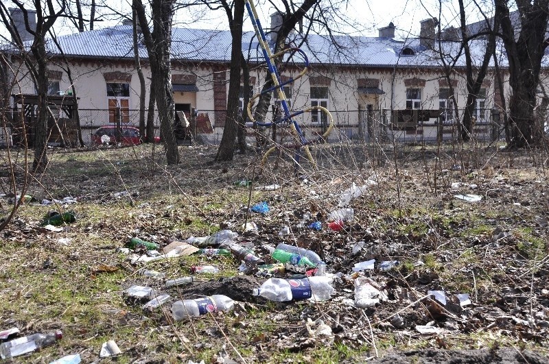 Na placu walają się tysiące butelek i innych śmieci