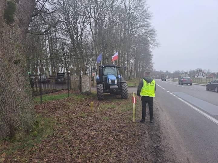 Rolniczy protest na krajowej "6". Przyjechali traktorami do Lęborka