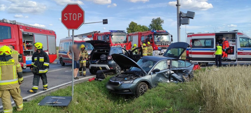 Wypadek na drodze wojewódzkiej w powiecie lipskim. Po zderzeniu dwóch samochodów jeden z nich wypadł z drogi. W jednym z aut były dzieci
