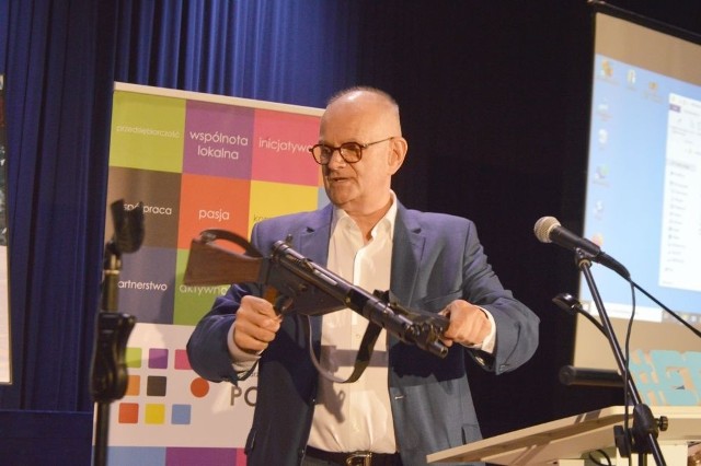 Sławomir Zieliński podczas konferencji naukowej w Suchedniowie podarował ośrodkowi kultury "Kuźnica" replikę pistoletu maszynowego "Sten Mk V". Więcej na kolejnych zdjęciach.