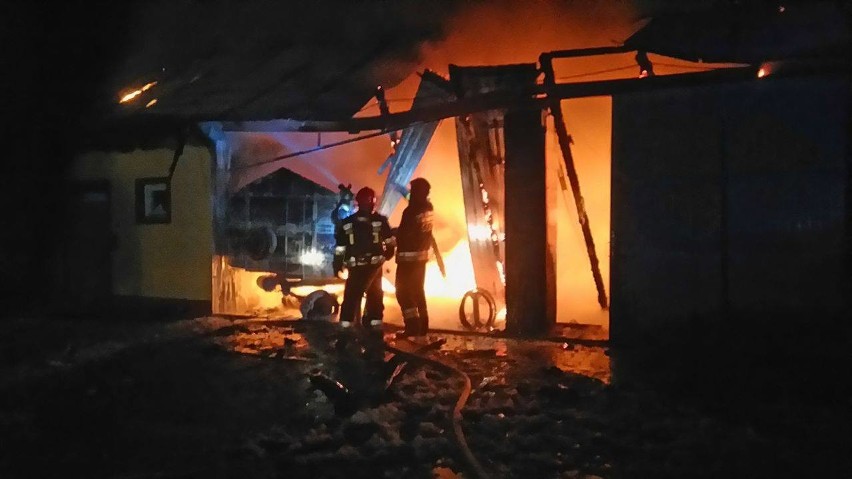 Pożar auta i przyczepy w garażu w miejscowości Wilczy Ług w...