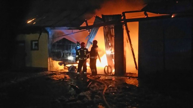 Pożar auta i przyczepy w garażu w miejscowości Wilczy Ług w gminie Tczów.