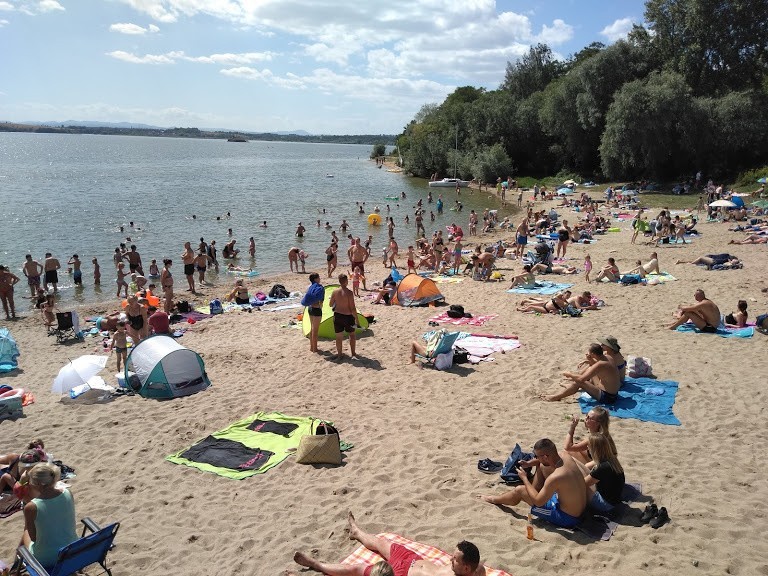 Tłumy nad Zalewem Mietkowskim. Niewielka plaża przeżywa prawdziwe oblężenie (ZDJĘCIA)