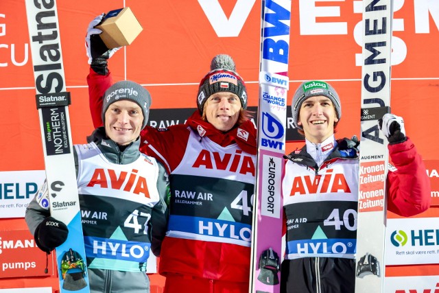 Podium PŚ w Lillehammer, od lewej: Słoweniec Anze Lanisek, Dawid Kubacki oraz Austriak Daniel Tschofenig