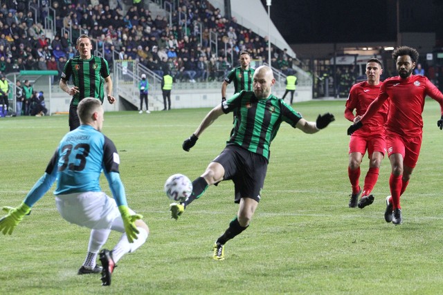 Michał Fidziukiewicz w czasie meczu z Bytovią Bytów (remis 0:0).