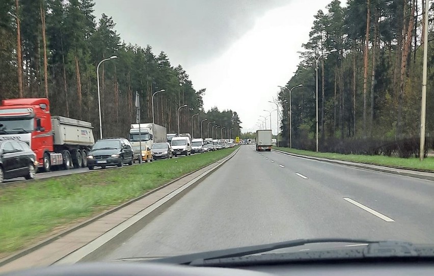 Od strony Augustowa korek sięga daleko za zajazd Wiking