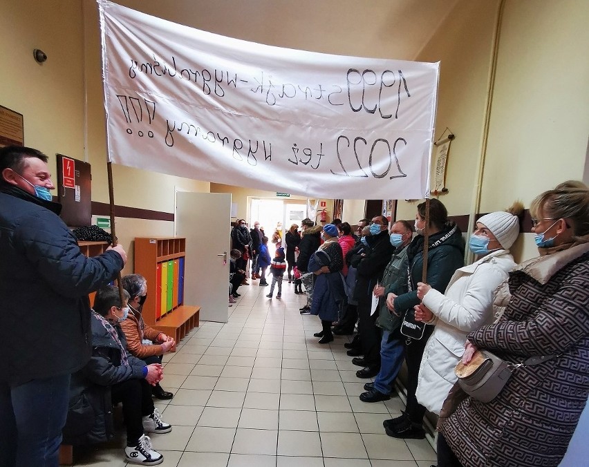 Rodzice uczniów Szkoły Podstawowej w Laskowej protestują...