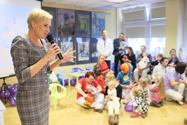 Z okazji Światowego Dnia Wcześniaka pierwsza dama odwiedziła Toruń. Agata Kornhauser-Duda spotkała się z wcześniakami i ich rodzicami w szpitalu na Bielanach.ZOBACZ WIDEO Z WIZYTY PIERWSZEJ DAMY W TORUNIU:NowosciTorun