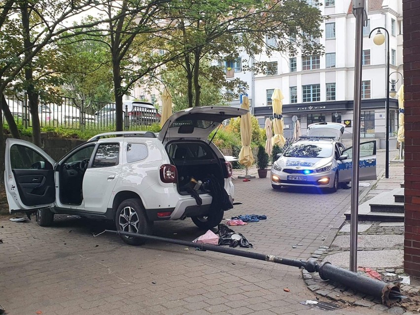 Nietypowe zdarzenie w Szczecinie. Kierująca autem ścięła... uliczną latarnię