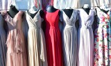 Modne kreacje na targowisku Korej w Radomiu. Sukienki idealne na wesela i inne okazje. Różne kroje i kolory. Zobacz zdjęcia