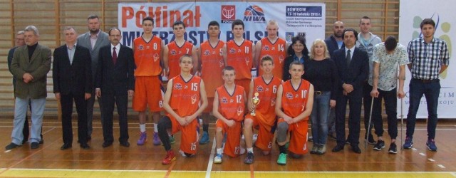 Drużyna Niwy po zakończeniu półfinału mistrzostw Polski juniorów w koszykówce, rozegranego w Oświęcimiu.
