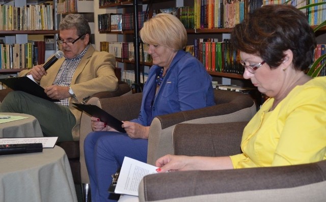 W sobotę z samego rana spotkano się w tucholskiej bibliotece na ogólnopolskiej akcji narodowego czytania "Quo vadis" Henryka Sienkiewicza. W sobotę wszędzie - w parkach, centrum miasta, na skwerkach, w szkołach i bibliotekach, można było usłyszeć głośno czytane fragmenty książki Henryka Sienkiewicza. Jedni z większa, inni z mniejszą pasją czytali "Quo vadis". Akacja rozpoczęta przed pięciu laty, ma na celu popularyzację czytelnictwa oraz zwrócenie uwagi na potrzebę dbałości o poprawną polszczyznę. Co roku co raz więcej instytucji włącza się do tej akcji. Tegoroczna lektura nawiązuje do obchodzonego właśnie Roku Henryka Sienkiewicza, ustanowionego przez Sejm i Senat, w związku ze 170. rocznicą urodzin i 100. rocznicą śmierci pisarza. Tucholska biblioteka po raz czwarty włączyła się do akcji wspólnego czytania. W tym roku ponad trzydzieści osób zapisało się, aby przedstawić fragment sienkiewiczowskiej powieści.