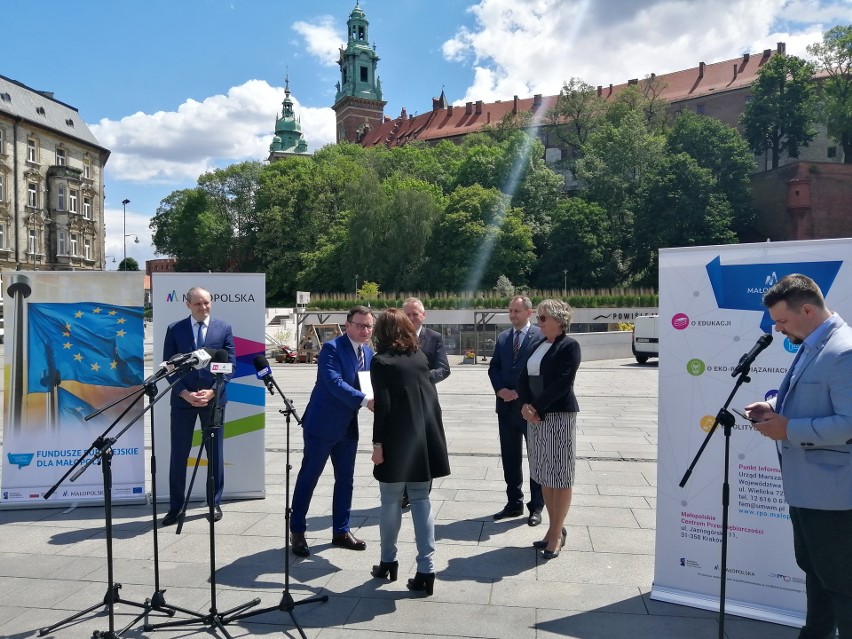 Kraków. Turystyka na łopatkach. Marszałek daje pieniądze na wsparcie. Gości wciąż niewielu, zatrzymują się pod Wawelem przejazdem [ZDJĘCIA]