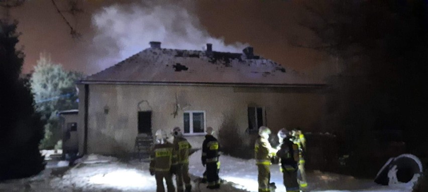 Pożar budynku wielorodzinnego w Krzeszowicach, który gasili...