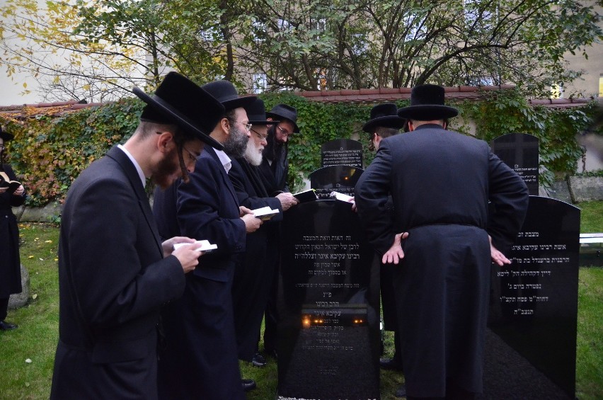 Rabini podczas modlitwy przy grobie Akivy Egera