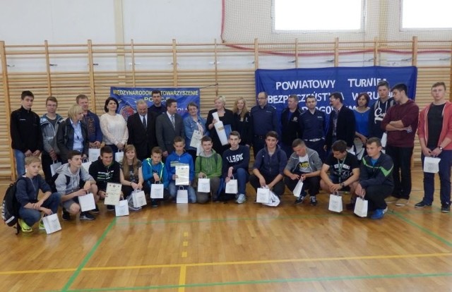 Zwycięzcy Turnieju Bezpieczeństwa w Ruchu Drogowym szczebla powiatowego wśród gimnazjów. Najlepsza była grupa z Osieka.