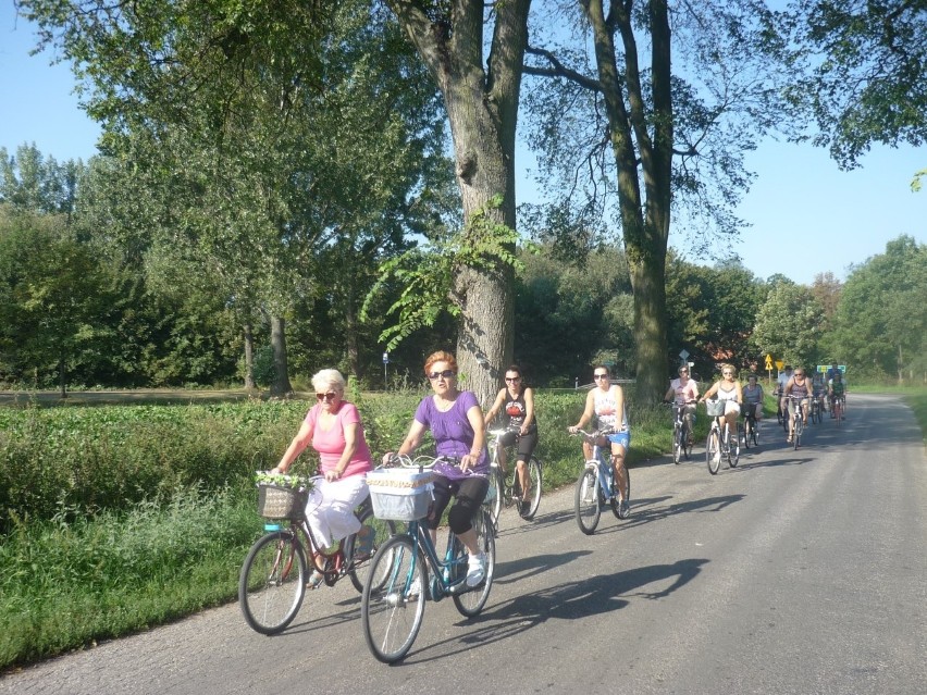 Gniewkowianie jeżdżą na rowerach i zdobywają punkty. Ostatnio odwiedzili Ostrowąs