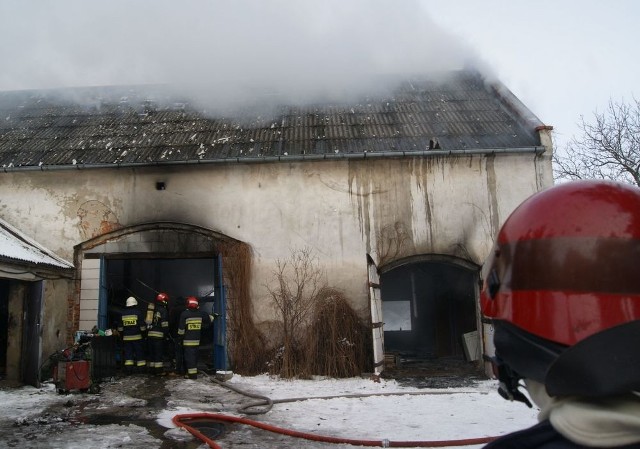 Ogień wybuchł w budynku stodoły, która została przerobiona na warsztat samochodowy.