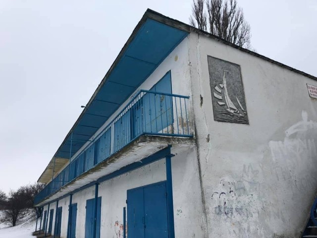 Na zdjęciu widoczne jest logo Klubu Sportowego Spójnia znajdujące się na nieistniejącym budynku. Teraz logo znajduje się na nowym budynku, co widać na kolejnym zdjęciu w naszej galerii