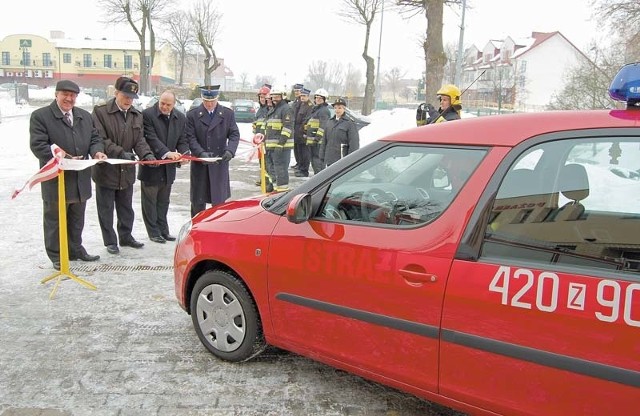 Strażacy z Drawska Pomorskiego otrzymali wczoraj nowy samochód operacyjny. Skoda roomster kosztowała 60 tys. zł. 