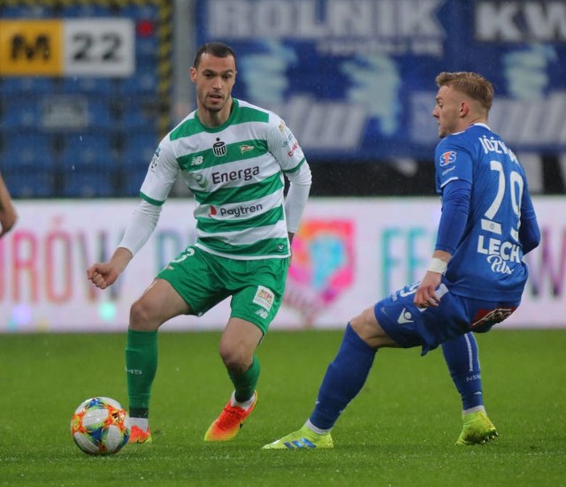 W sobotę o godz. 17.30 Lech Poznań zmierzy się w Gdańsku z Lechią. Kolejorz zajmuje w tabeli 6 miejsce, Lechia jest 9, ale ma tylko o punkt mniej.  W poprzedniej kolejce, która odbyła się przed przerwą na zgrupowania reprezentacji, podopieczni Dariusza Żurawia przegrali z Cracovią 1:2, natomiast gdańszczanie pokonali w Gliwicach Piasta 2:1. Czy Kolejorz więc powinien obawiać zdobywcy Pucharu Polski? W Gdańsku poznaniacy ostatni razy wygrali 4 lata temu, Lechia jest zespołem lepiej zgranym z kilkoma jak na polskie ligowe standardy gwiazdami. Można ją jednak zatrzymać, co udowodnił choćby Raków Częstochowa. Na własnym stadionie w tym sezonie Lechia jeszcze nie wygrała. Zanotowała trzy remisy z Wisłą Kraków, Jagiellonią Białystok i Śląskiem Wrocław.Jakie są mocne i słabe strony Lechii Gdańsk? Czytaj dalej --->