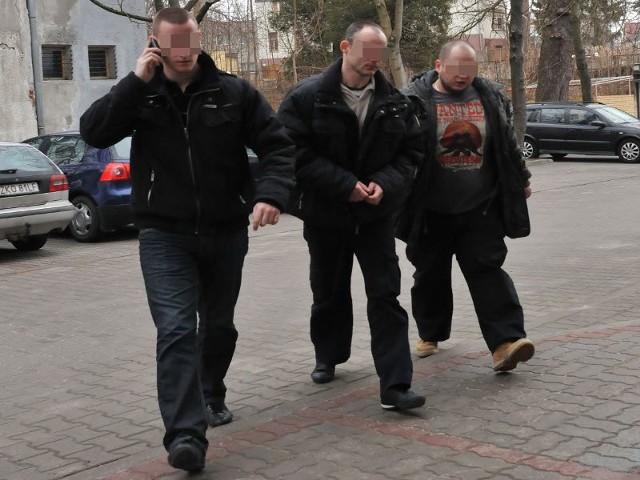 Bandyta napadł na sklep obuwniczy w Koszalinie i Kołobrzegu.