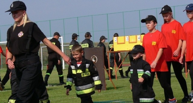 Uroczysta zbiórka podczas niedzielnych zawodów na stadionie w Baranowie Sandomierskim.