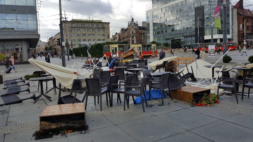 Tysiące ludzi bez prądu, połamane drzewa, zniszczone auta....