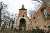 Ruiny zboru ewangelickiego w Powidzku - piękne, nostalgiczne, nieco straszne. To miejsce przyciąga miłośników nietypowych atrakcji [ZDJĘCIA]