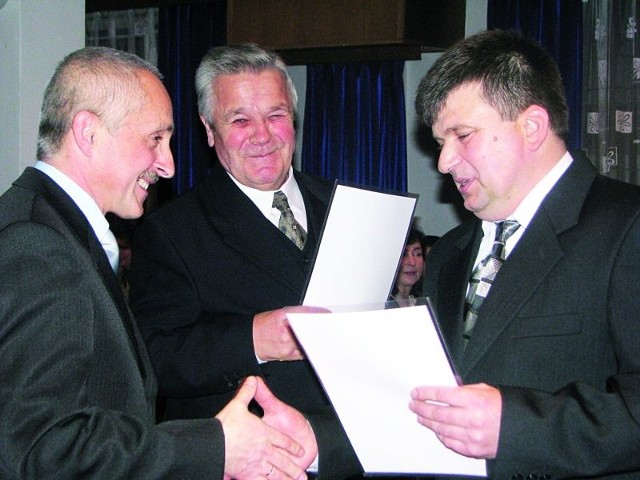 Podziękowania z rąk Andrzeja Beczko, prezesa ZR PCK w Mońkach (z prawej) i wiceprezesa Tomasza Krawczuka (w środku) odebrał m. in. Jerzy Kędzierewicz, komendant PSP w Mońkach.