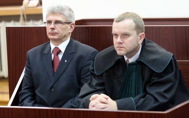 Sąd uznał, że lekarz medycyny Dariusz Kłeczek (na zdjęciu z obrońca, mecenasem Piotrem Opalą), powinien podjąć działania po zbadaniu Zbigniewa Durdy. To jednak nie mogłoby uratować mu życia.