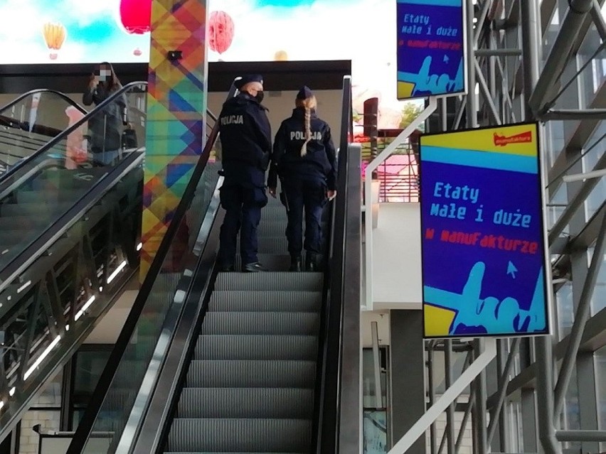 Policjanci kontrolują, czy klienci galerii handlowych noszą maseczki - upominają, karzą mandatami