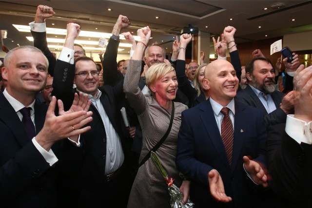 Oto jak powinna wyglądać wrocławska reprezentacja posłów, gdyby to tylko od wyborców zależał cały jej skład. Poniżej przedstawiamy nazwiska i wyniki 14 kandydatów do Sejmu, którzy w niedzielnych wyborach zdobyli najwięcej głosów (KLIKNIJ I PRZEJDŹ DO KOLEJNYCH ZDJĘĆ, BY ZOBACZYĆ WYNIKI). Niestety, część z nich - mimo poparcia wyborców - nie zdobyła miejsca w parlamencie. Wybory do Sejmu odbywają się w systemie proporcjonalnym. To rozwiązanie, które premiuje duże komitety wyborcze. O tym, kto zostanie posłem decyduje nie tylko liczba głosów oddanych na danego kandydata, ale i wszystkich głosów oddanych na całą listę danego komitetu wyborczego. Liczy się też to, jakie wyniki uzyskali inni kandydaci z danej listy. Część kandydatów nie dostaje się więc do Sejmu bo - choć sami zdobyli bardzo duże poparcie - ich ugrupowania nie zebrały wystarczającej liczby głosów i nie przekroczyły np. progu wyborczego. Jeżeli tylko głosy wyborców decydowałyby o zdobyciu mandatu to posłami ponownie nie zostaliby: Sławomir Piechota i Aldona Młyńczak z PO  oraz Przemysław Czarnecki z PiS. Tymczasem ta trójka będzie zasiadać w ławach poselskich.