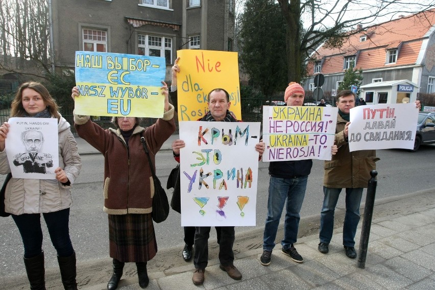 Demonstracja pod rosyjskim konsulatem w Gdańsku. "Ręce precz od Ukrainy" [ZDJĘCIA, WIDEO]