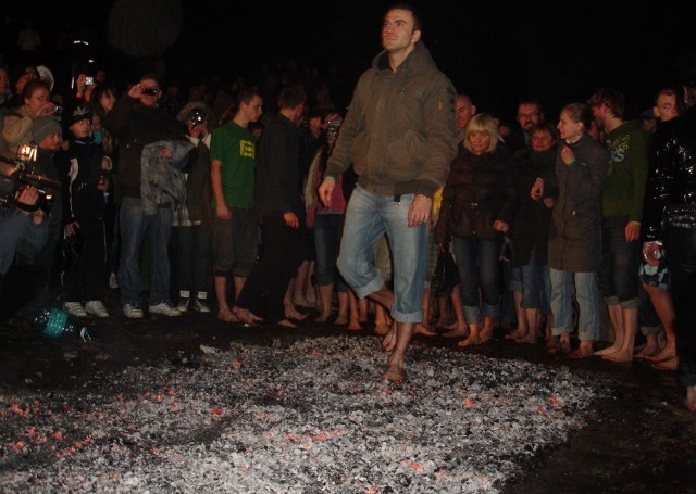 Do przejścia po żarze wystarczyła jedynie chwila skupienia i silnej woli.