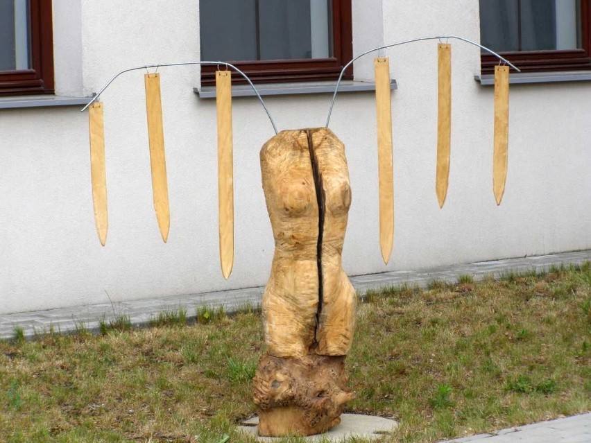 Najmłodsi artyści Zespołu Szkół Plastycznych pokazali rzeźby na plenerze "Kobieta Anioł"