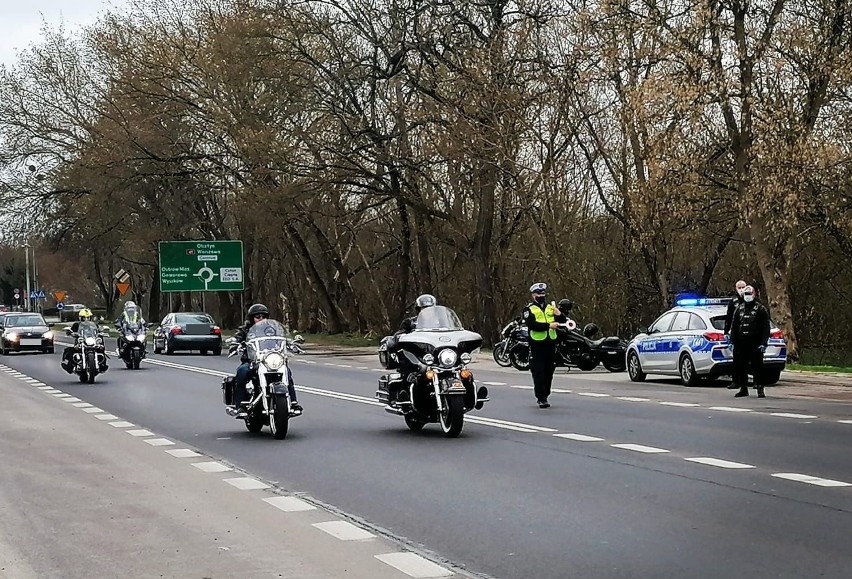 Motocykle są wszędzie - wspólna akcja ostrołęckich policjantów i motocyklistów 17.04.2021. Zdjęcia