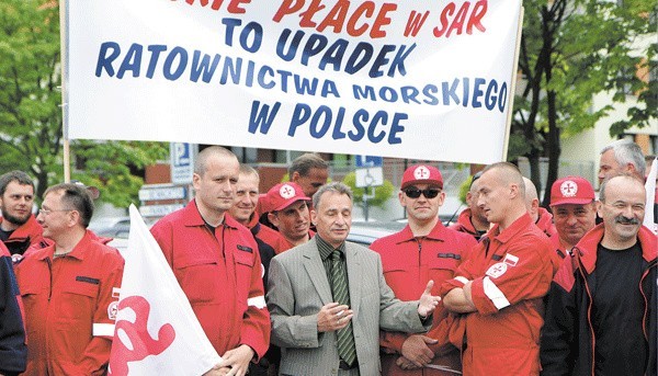 Ratownicy z SAR-u protestowali wczoraj przed hotelem "Solny&#8221;, w którym trwało VIII Forum Morskie 