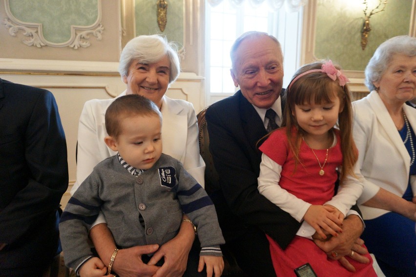 Prezydent Tadeusz Truskolaski wręczył kwiaty seniorom z...