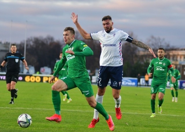 Dawid Abramowicz (z piłką) strzelec gola dla Radomiaka w meczu z Górnikiem Zabrze.