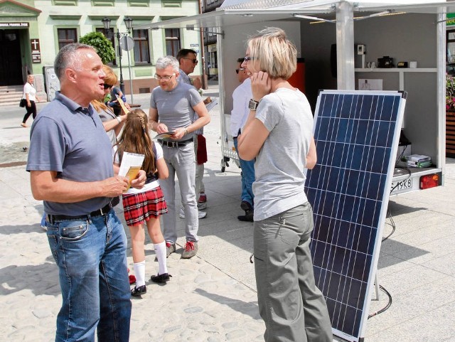 Działacze Towarzystwa na rzecz Ziemi przeprowadzili wielką kampanię przeciwko budowie elektrowni. M.in. na Rynku w Oświęcimiu przekonywali mieszkańców, że budowa pogorszy i tak już złe powietrze