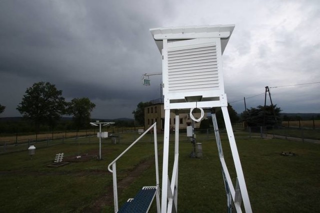 Stacja Hydrologiczno-Meteorologiczna w Sukowie koło Kielc systematycznie obserwuje pogodę w regionie świętokrzyskim. Codziennie podaje najbardziej aktualne dane dotyczące aury. Sprawdziliśmy, które zimy były w regionie świętokrzyskim najbardziej srogie. Od słynnej "zimy stulecia" w 1978 roku prześledziliśmy w pogodowym centrum zimowe temperatury i opady śniegu mierzone w Sukowie.  Na kolejnych slajdach - rekordowe zimy w Świętokrzyskiem na przestrzeni blisko 50 lat