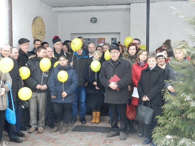 Nowy pojazd w ubiegłym tygodniu otrzymał Warsztat Terapii Zajęciowej „Nadzieja” LKP Koła w Rypinie przy Kujawsko-Pomorskim Oddziale Wojewódzkim w Bydgoszczy. - Nowy samochód jest przystosowany do przewozu osób z niepełnosprawnością, w tym do przewozu osób poruszających na się na wózkach inwalidzkich – informuje WTZ. Auto poświęcił ks. Marek Smogorzewski – proboszcz parafii św. Stanisława Kostki w Rypinie. Na uroczystości pojawili się liczni przyjaciele placówki – lokalne władze, przedstawicieli PFRON, Ligi Kobiet Polskich oraz darczyńcy. W Zespole Szkół Nr 3 w Rypinie podopieczni WTZ zaprezentowali występ artystyczny, głos zabrał kierownik WTZ Henryk Siemiątkowski oraz podziękowano przyjaciołom placówki. Wideo: INFO Z POLSKI odc.19 - przegląd najciekawszych informacji ostatnich dni w kraju.