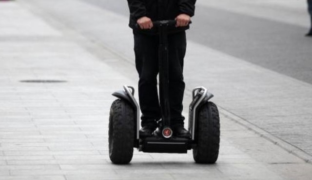 Okazało się, że potrącił go rozpędzony użytkownik segway’a. Niestety mężczyzna bez słowa przeprosin odjechał z miejsca zdarzenia.– Segway to pojazd taki jak rower i jego kierowca powinien przeprowadzić go przez pasy – tłumaczy sierż. szt. Jadwiga Czyż z Wydziału Ruchu Drogowego Komendy Miejskiej Policji w Łodzi. – Rowerzysta i pieszy są równoprawni na przejściu dla pieszych, podobnie jak jadący segwayem lub hulajnogą.