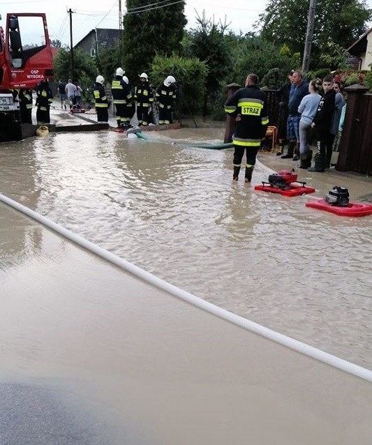 Woda zalała domy w okolicach Wadowic i Olkusza. Prawie wszystkie miejscowości pod wodą. Trwa akcja ratunkowa 4.07.2020