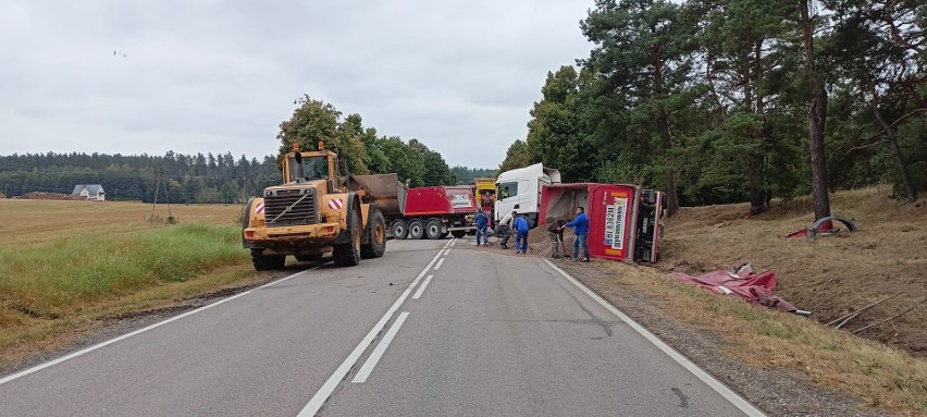 Stara Moczalnia. Ciężarówka wjechała do rowu. DK 19 była zablokowana